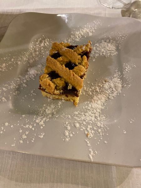 Fetta di crostata della casa spolverata di zucchero a velo