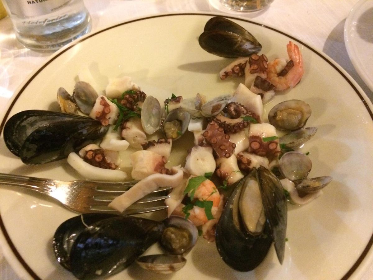 Piatto di crudi e frutti di mare: cozze, vongole, scampi e polpo