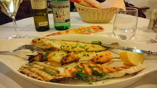 Pesce alla griglia servito con limone