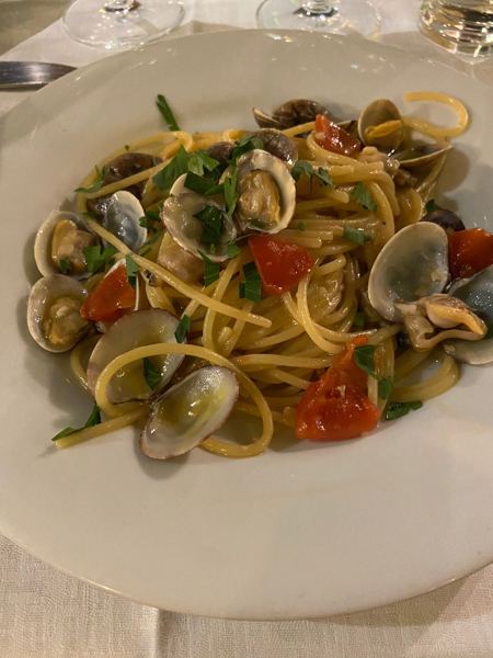 Spaghetti alle vongole veraci in un piatto bianco